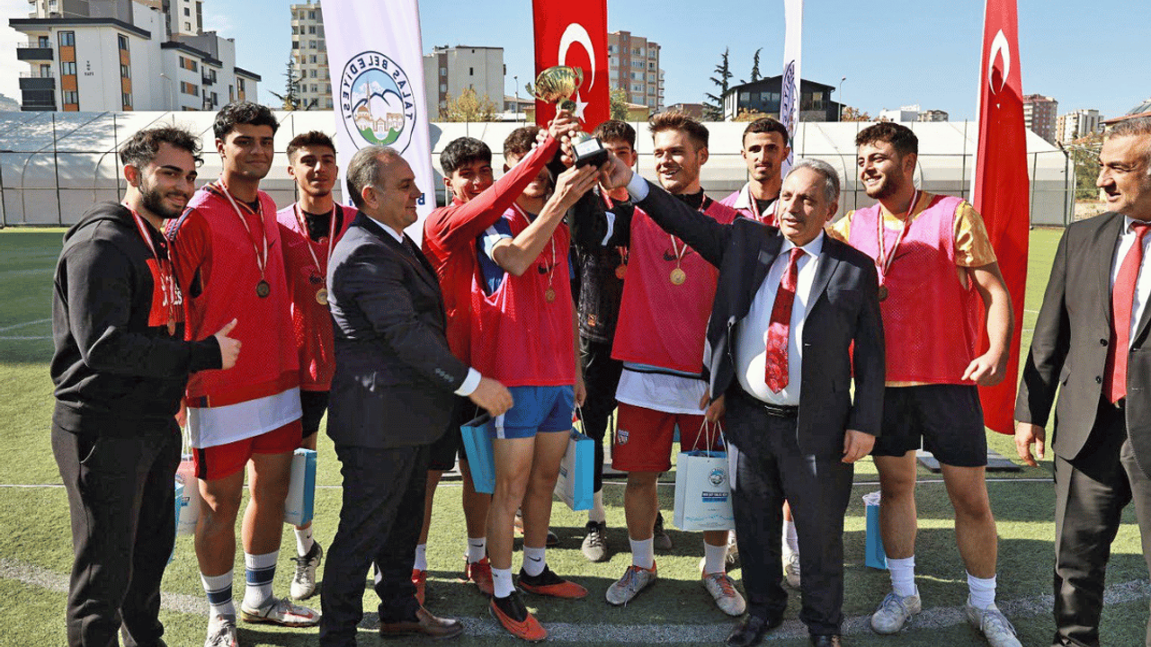 Cumhuriyet'e özel o kupa, sahiplerine ulaştı!