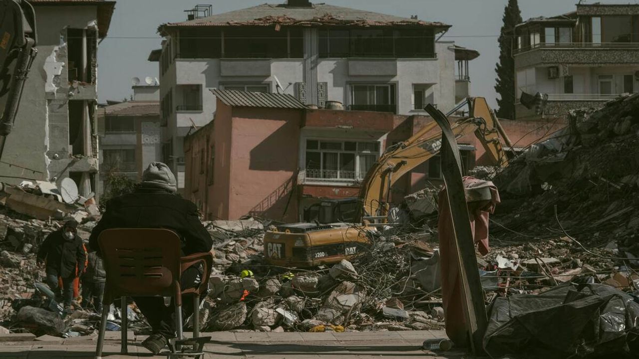 AFAD Görevlisinden Korkutan Açıklama! '2,5 santimetre batıya kayıyor!'