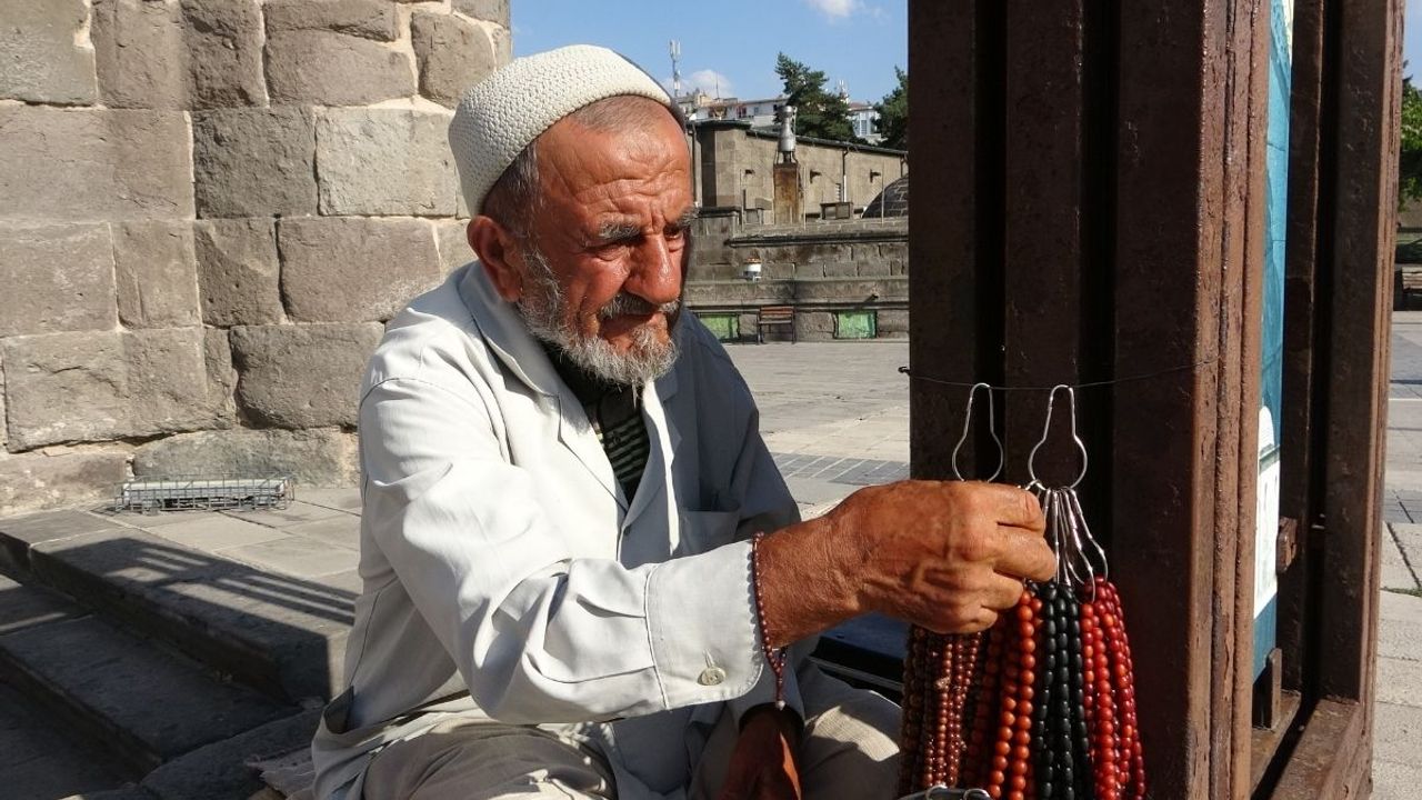 Kayseri'de emeklilik karşıtı dede sözleriyle şaşırttı