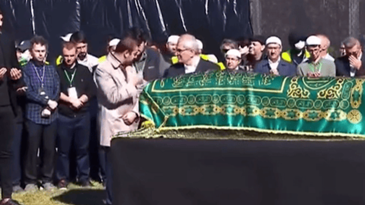 FETÖ’nün cenazesinde o isim tabutun başından hiç ayrılmadı!