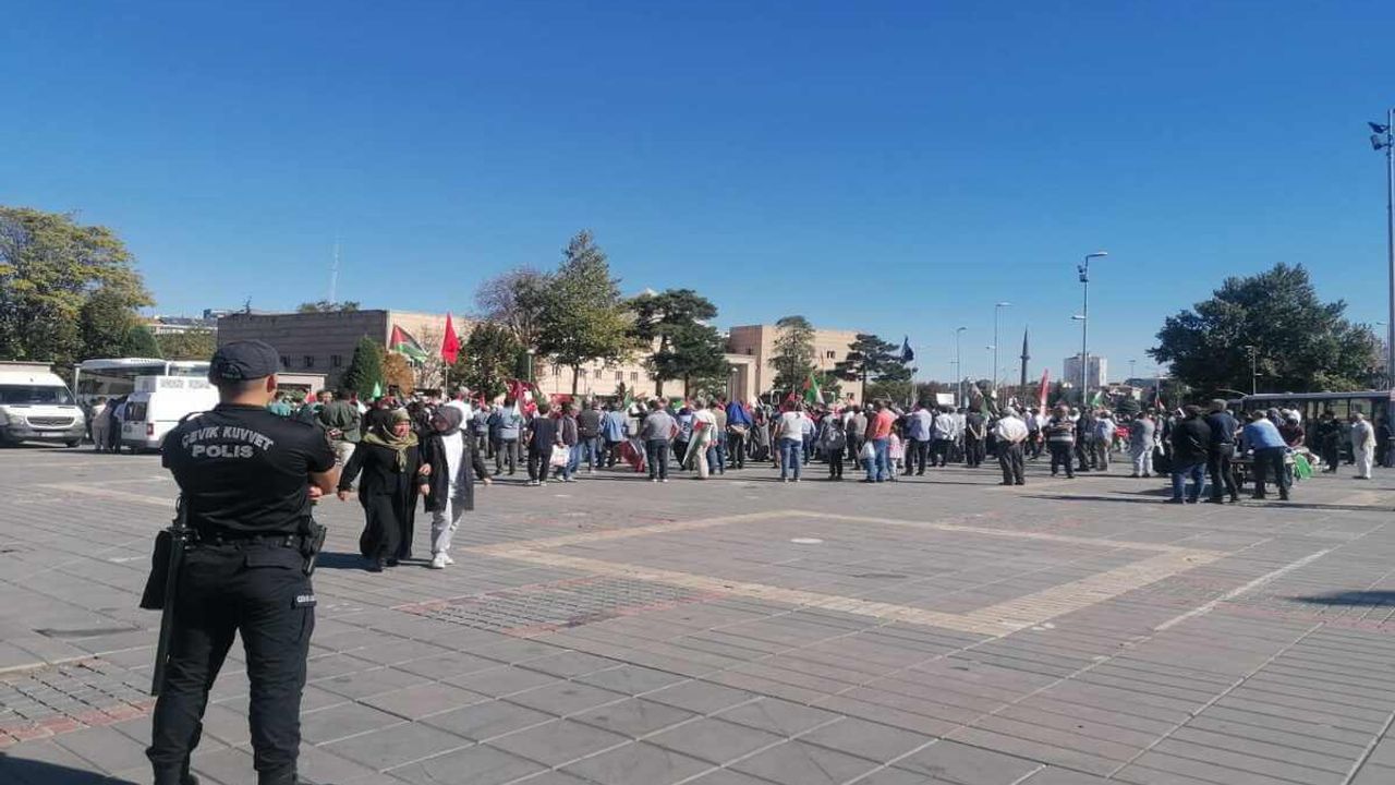 Kayseri Cumhuriyet Meydanı’nda Bakın Ne İçin Toplandılar?