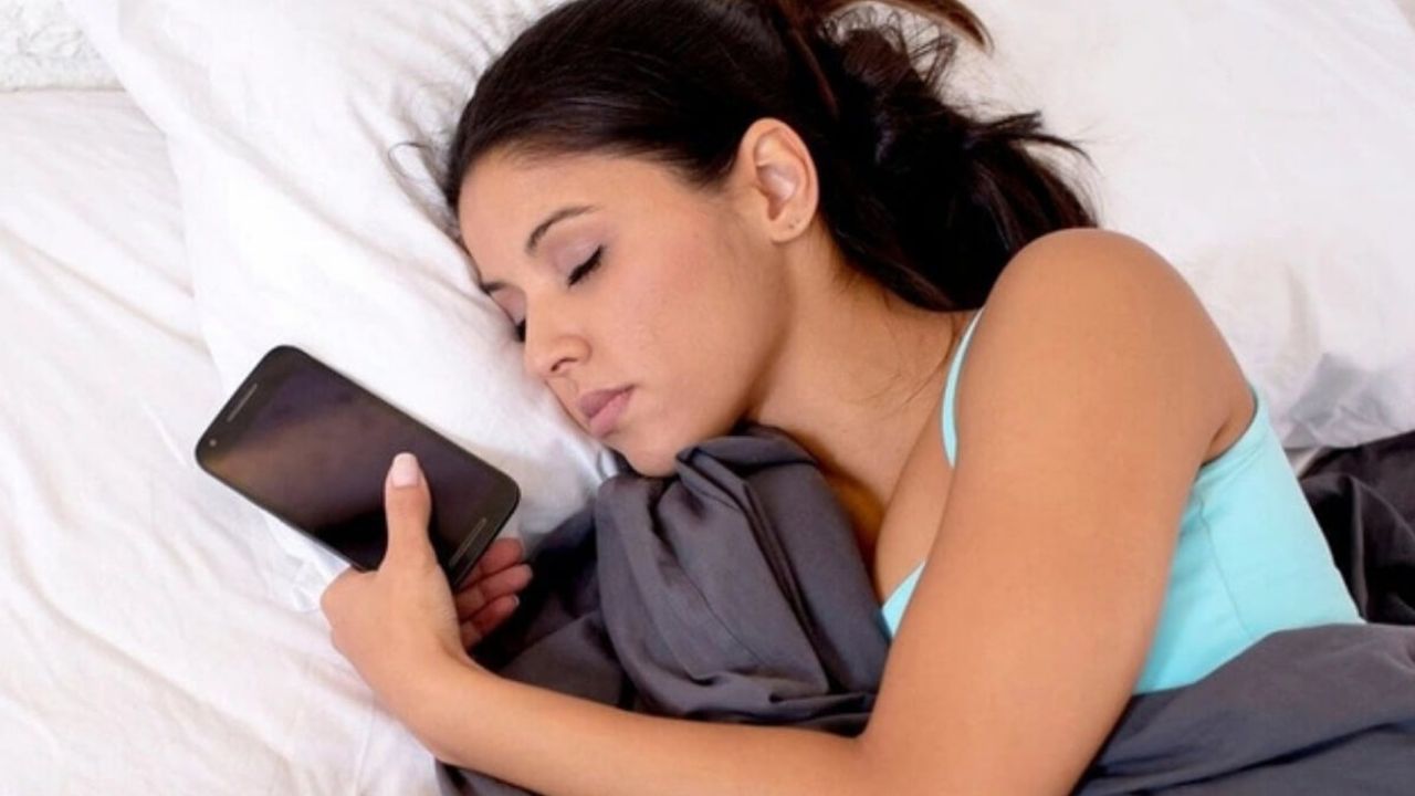Gece Uyurken Başucunuza Telefonunuzu Koymayın!