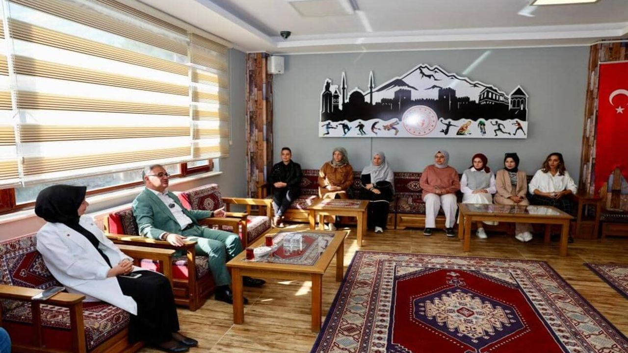 Bilal Özdoğan gençlerle bir araya geldi