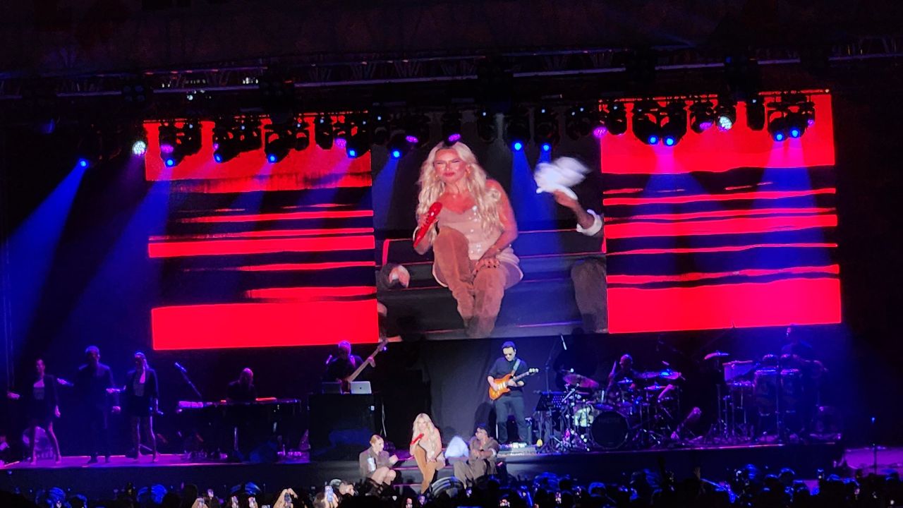 Hadise Kayseri sahnesinde yürekleri hoplattı!