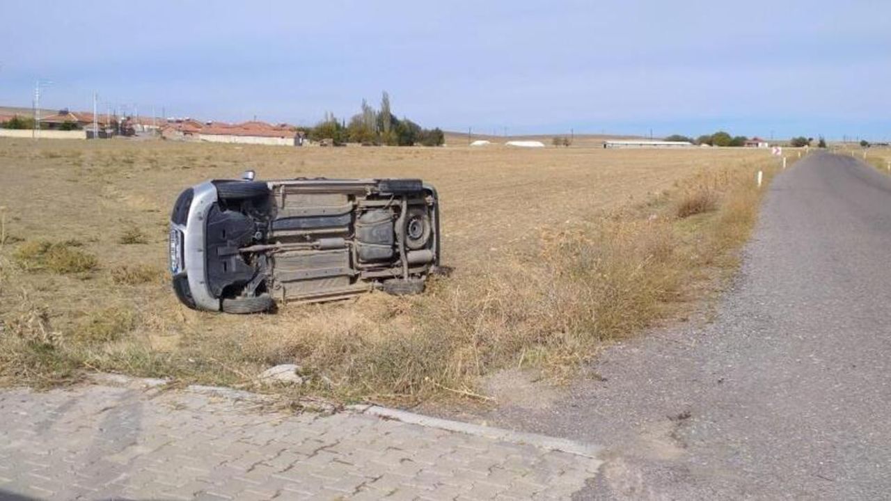 Devrilen aracın içinden burnu bile kanamadan çıktı!