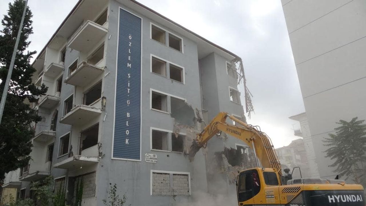 O ilde ağır hasarlı binaların yıkımına başlandı!