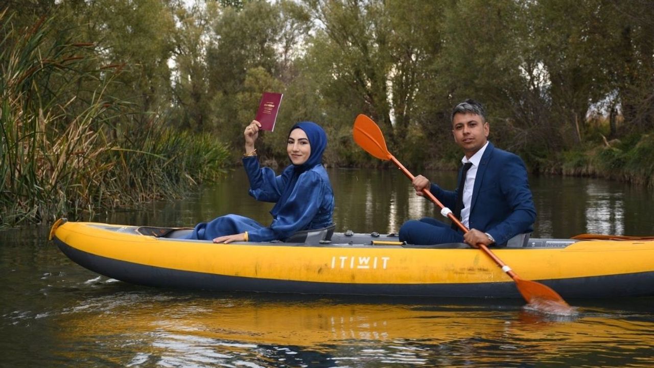 Kayseri'de Irmak Üzerinde Dünya Evine Girdiler!