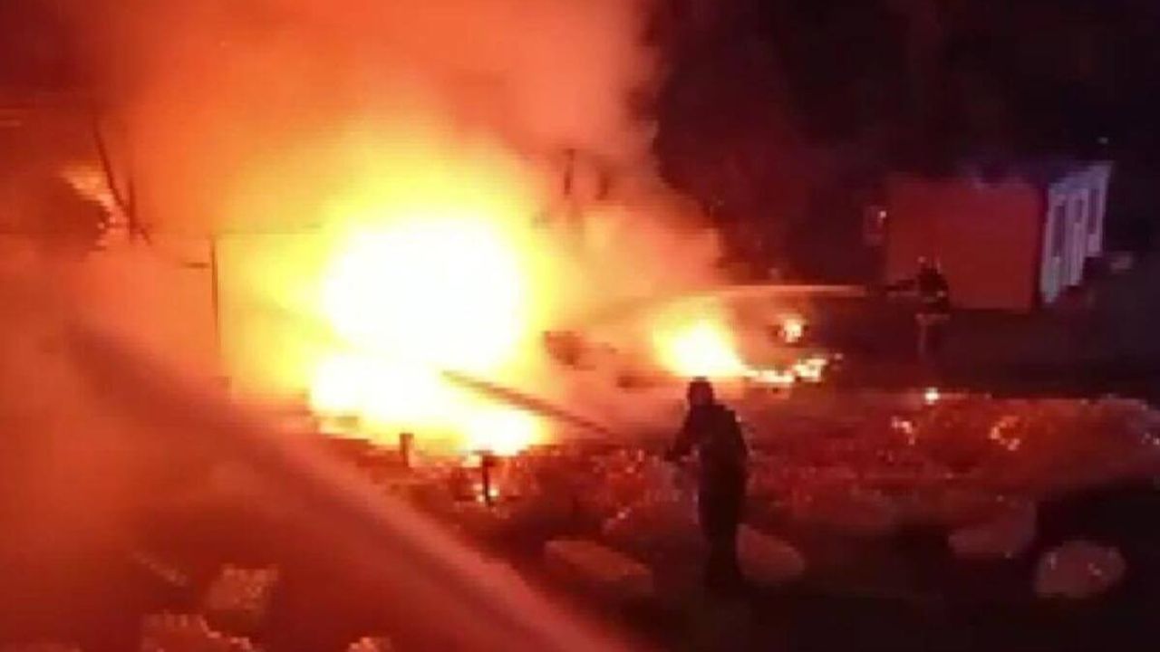 Toptancılar Hali'ndeki bir iş yeri alev alev yandı!