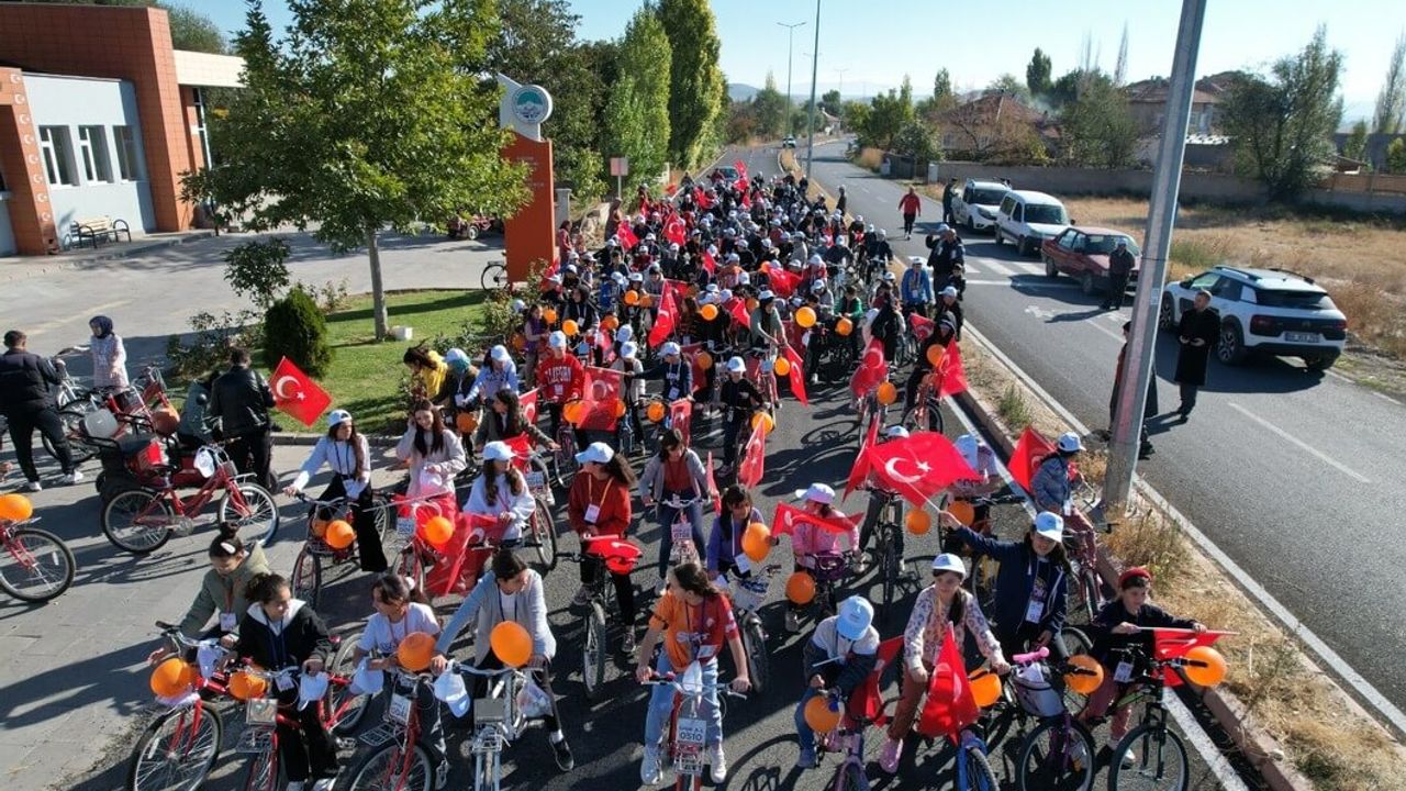 Kayseri'nin o ilçesinde Cumhuriyet için pedal çevirdiler!