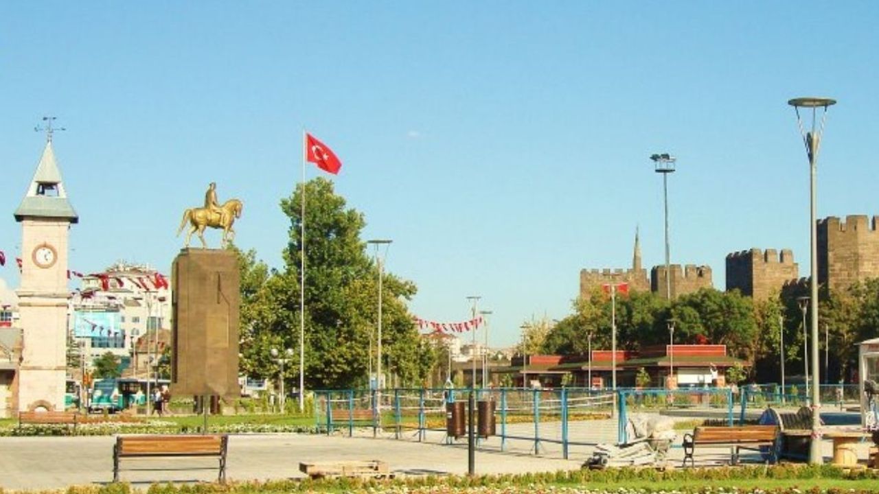 Kayseri’de sonbaharın sisli sabahları başladı!