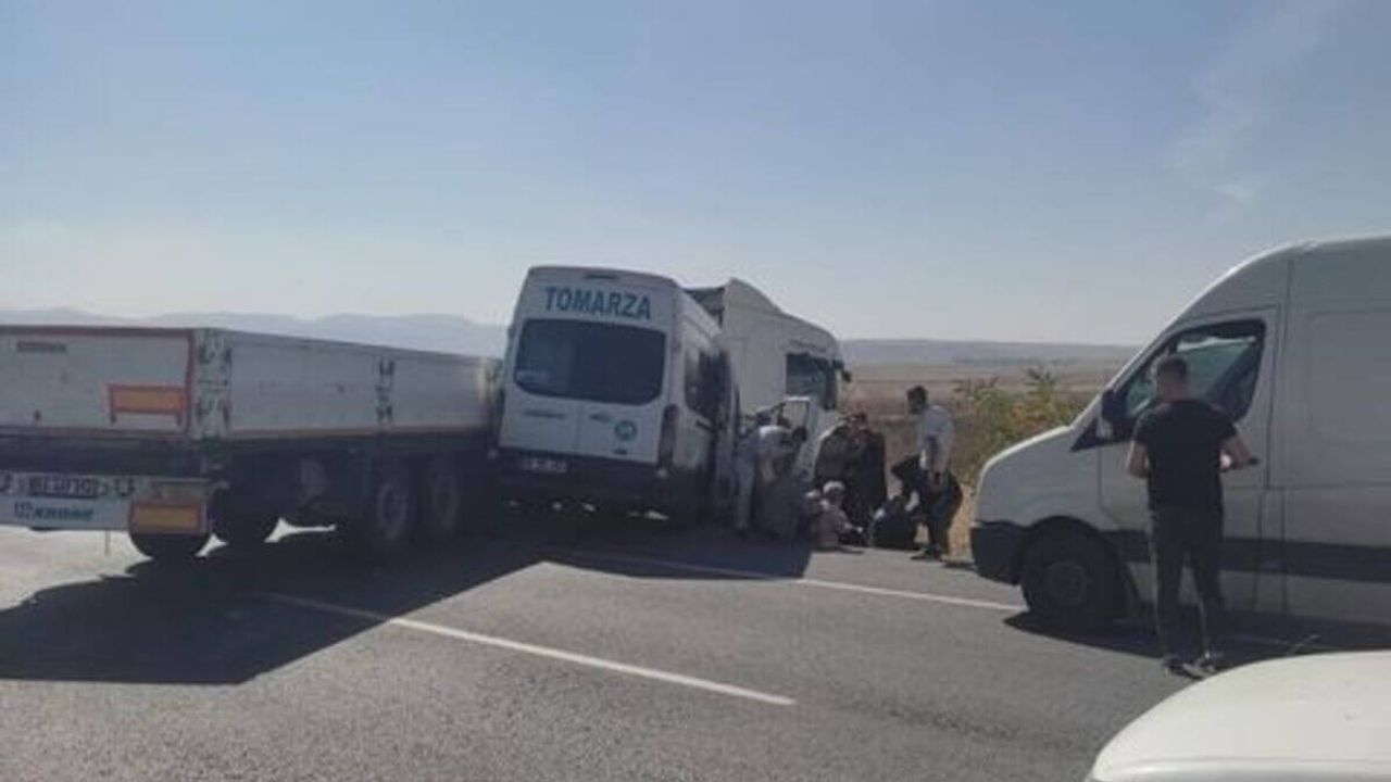 Kayseri Yolunda Feci Kaza! Toplu Taşıma Aracı ile Tır Çarpıştı: Çok Sayıda Yaralı