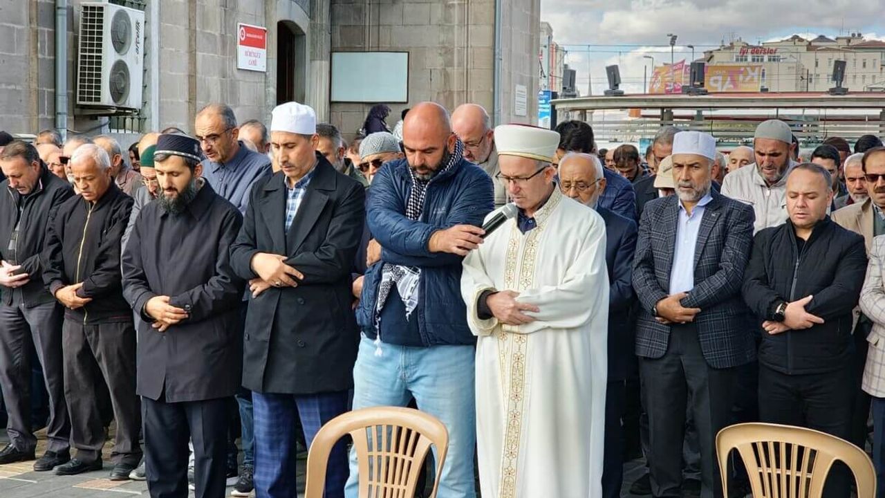 Kayseri'de Gıyabi Cenaze Namazına Yüzlerce Kişi Katıldı!