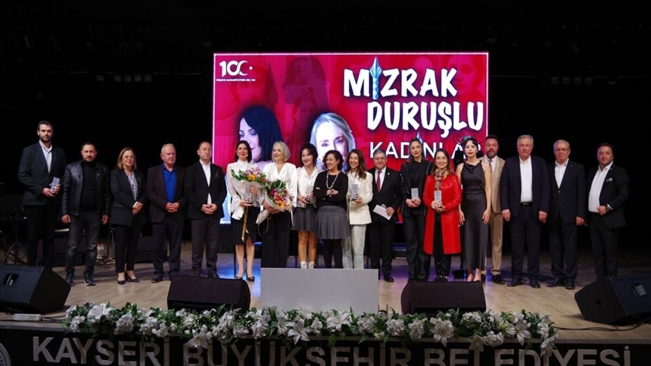 Kayseri'de sergilenen tiyatro oyunu ayakta alkışlandı!