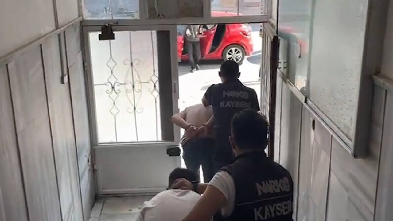 Kayseri’de Uyuşturucu Ticareti Yapan Şahıslara Ters Kelepçe!