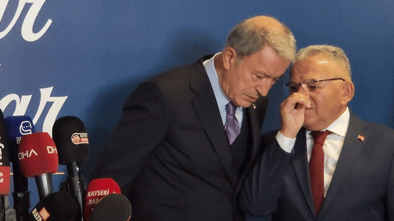 Kayseri'de açılan hattatlar sergisinde gizli konuşma!