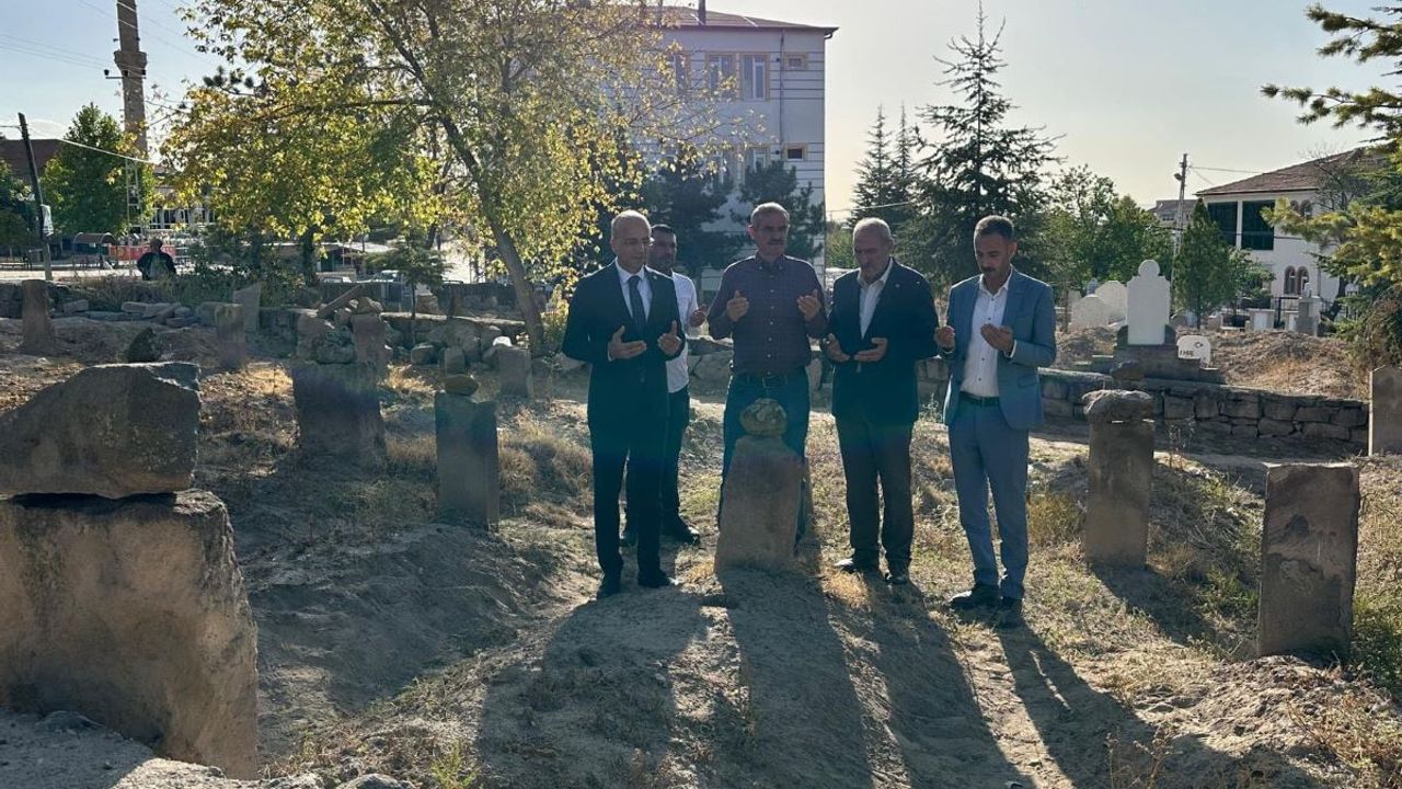 Kayserili vekilden kazada ölen parti üyesinin mezarına ziyaret!
