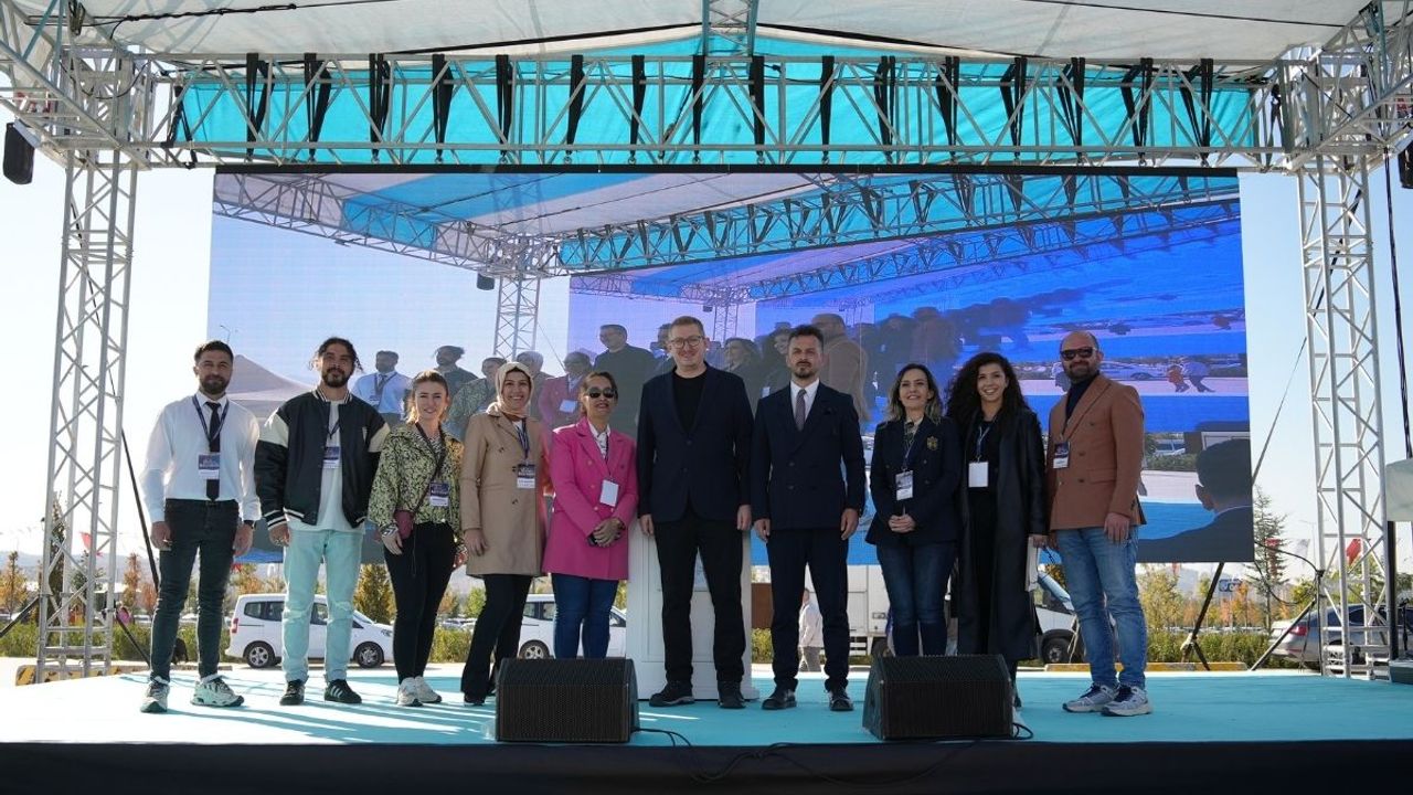 Ünlü Astrofizikçiye Bilim Şenliği'nde yoğun ilgi gösterildi