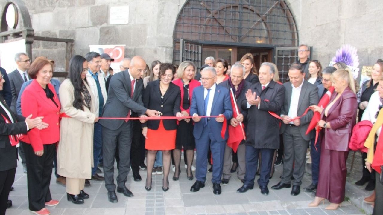 Cumhuriyet kadınlarından Cumhuriyet özel sergisi açıldı!
