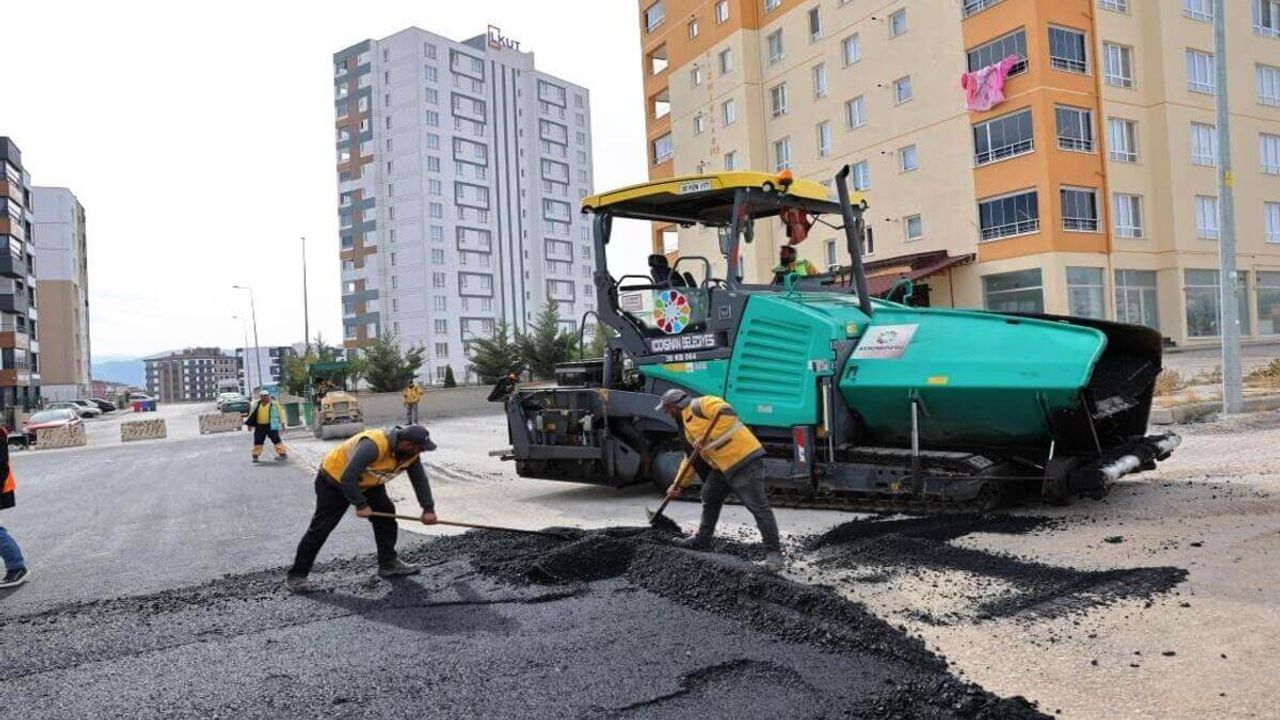 Kayseri'de o belediye kış öncesi asfalt çalışmalarını sürdürüyor