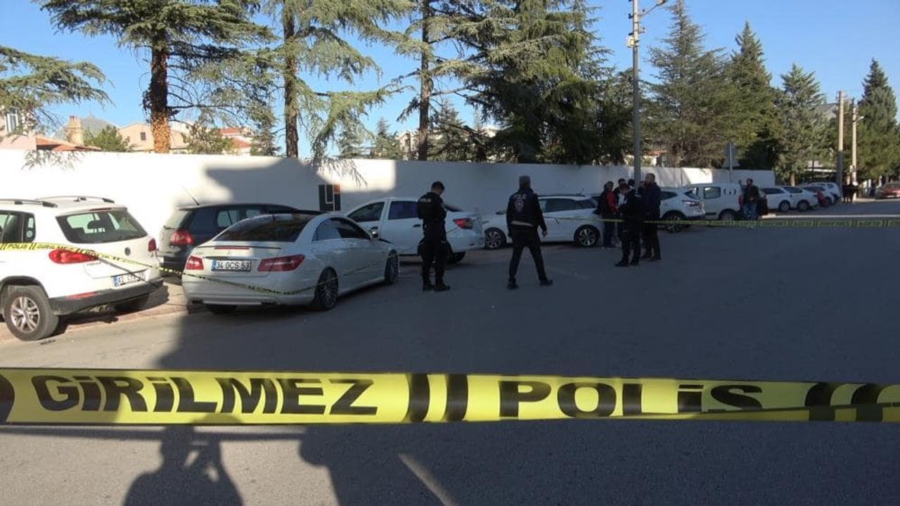Bıçaklanıp direksiyon başına geçti 3 araca çarptı!