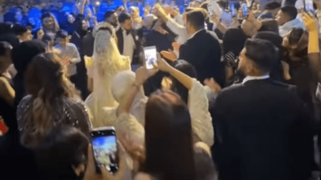 Kayserili sanatçı aşiret düğününde ortaya çıktı! Kalabalıkta adeta yok oldu!
