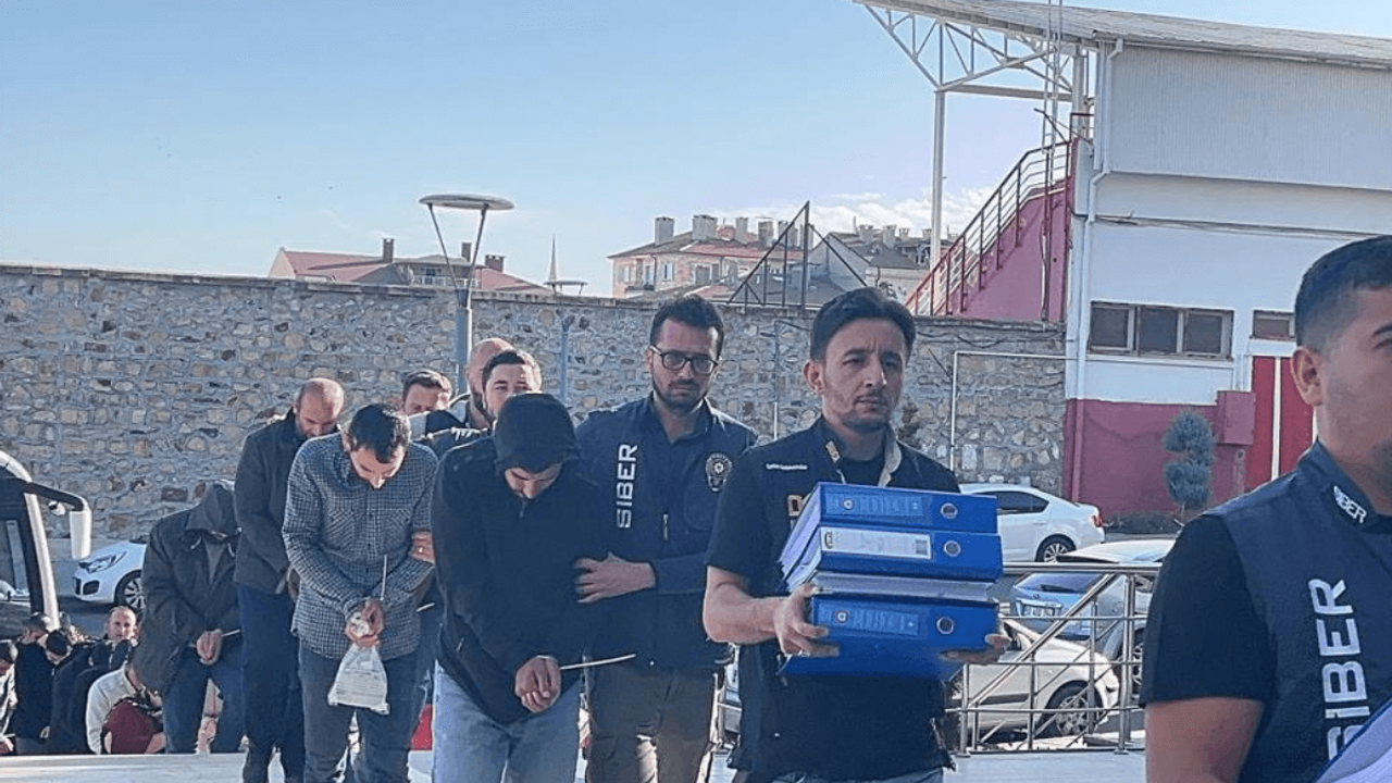 Ekipler düğmeye bastı! Liderliğini berberin yaptığı suç örgütü çökertildi!