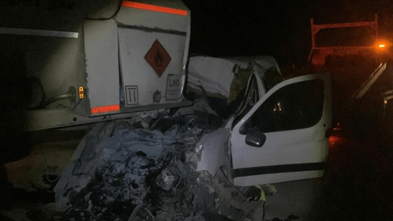 Feci kazada yakıt tankerine ok gibi saplandı: 1 ölü