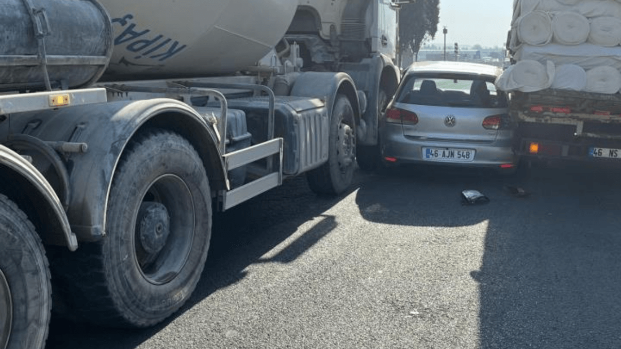 Korkutan kazada otomobil kamyon ve iş makinası arasında sıkıştı!