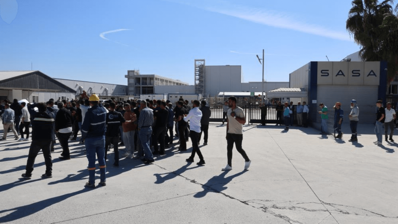 Büyük ayaklanma: Yüzlerce işçi fabrika önüne döküldü!