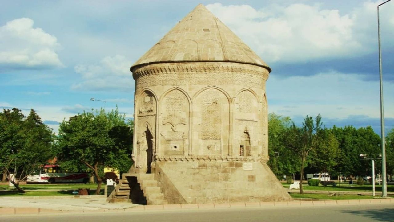Kayseri'de o iki kümbetin altında bakın ne varmış?