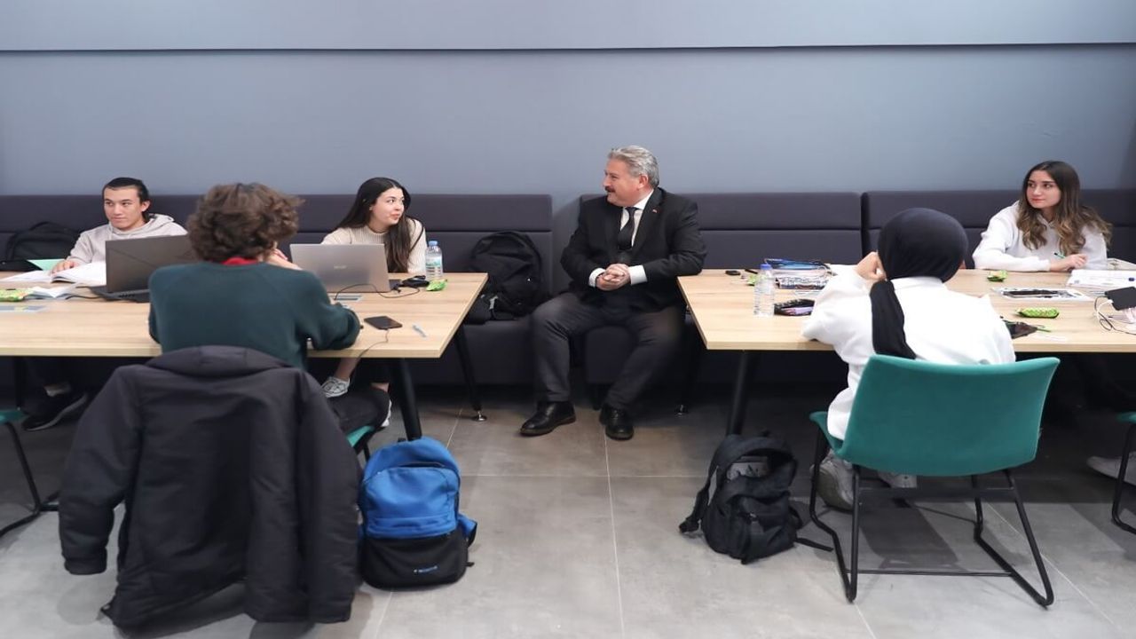 Kayseri'de öğrenciler hem sosyalleşiyor hem ders çalışıyor