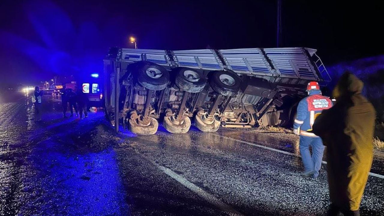 Maden Yüklü TIR Devrildi: Yaralı Var!