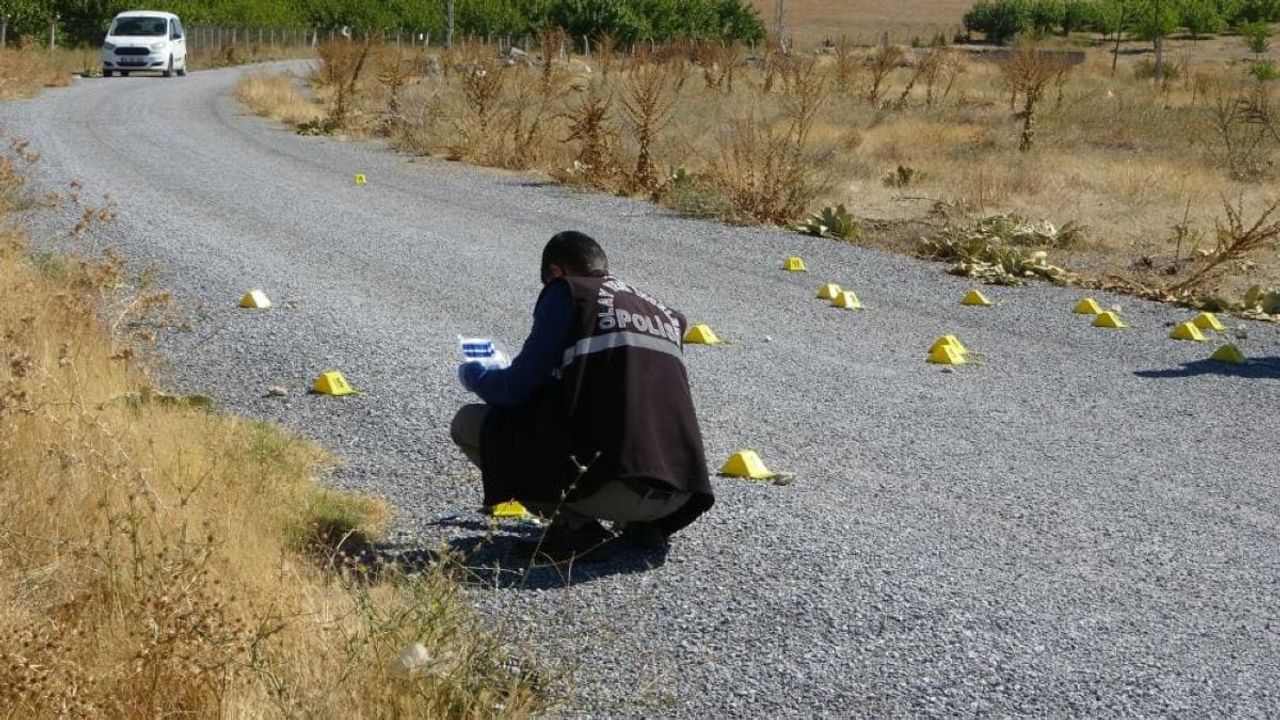 Mezarlıkta Silahlı Çatışma! Kurşunlar Havada Uçuştu: 1 Yaralı
