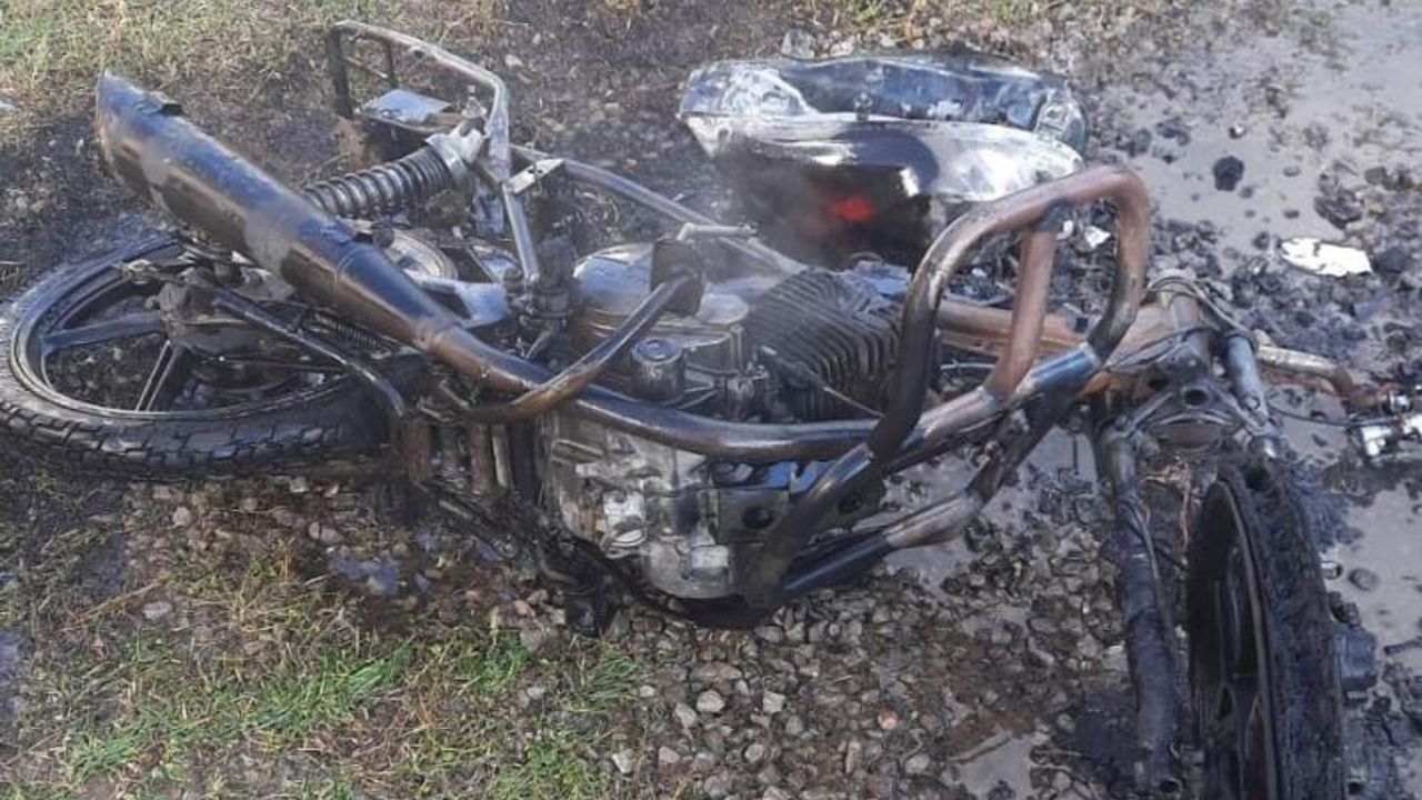 Bir anda alev alan motosiklet küle döndü!
