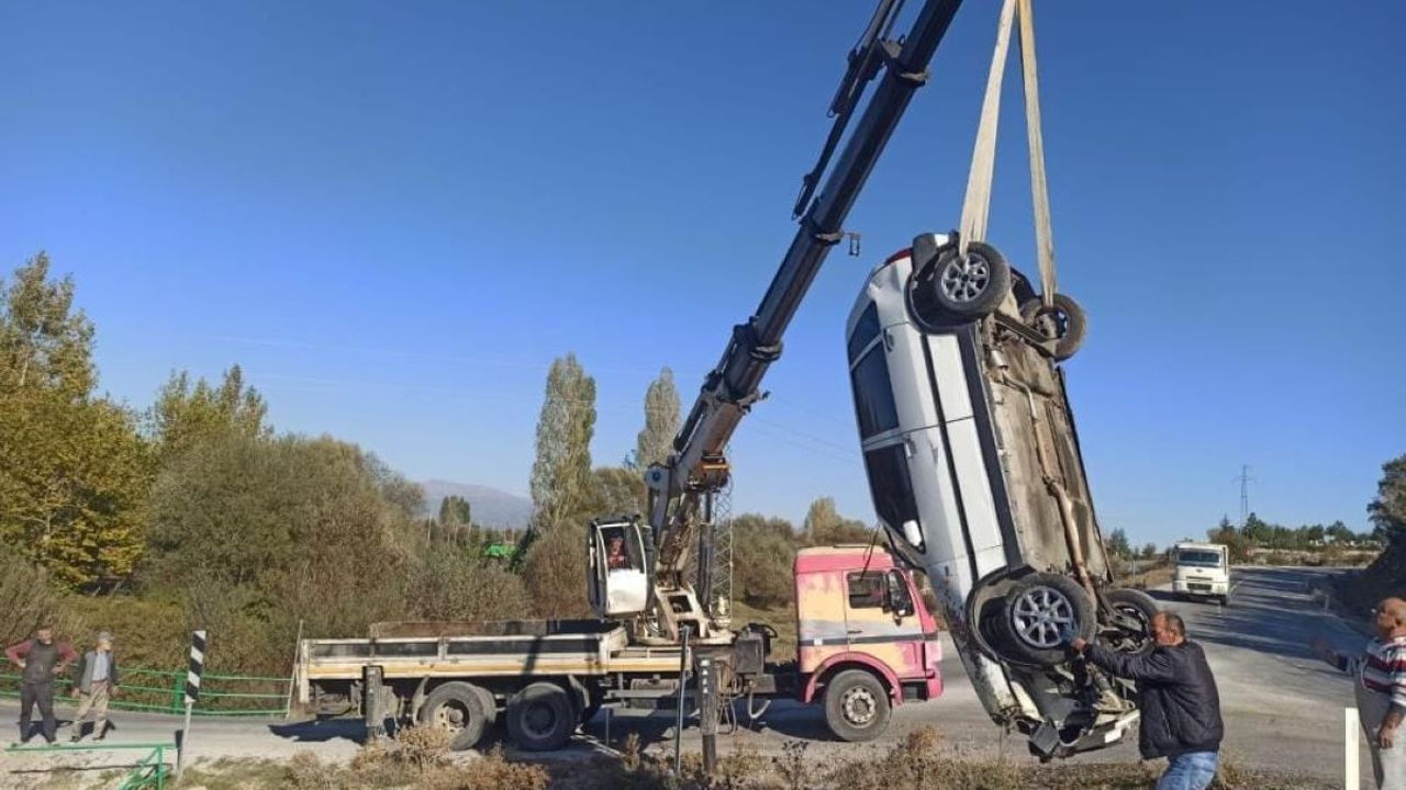 Otomobil sulama kanalına uçtu: Bir aile faciadan döndü!
