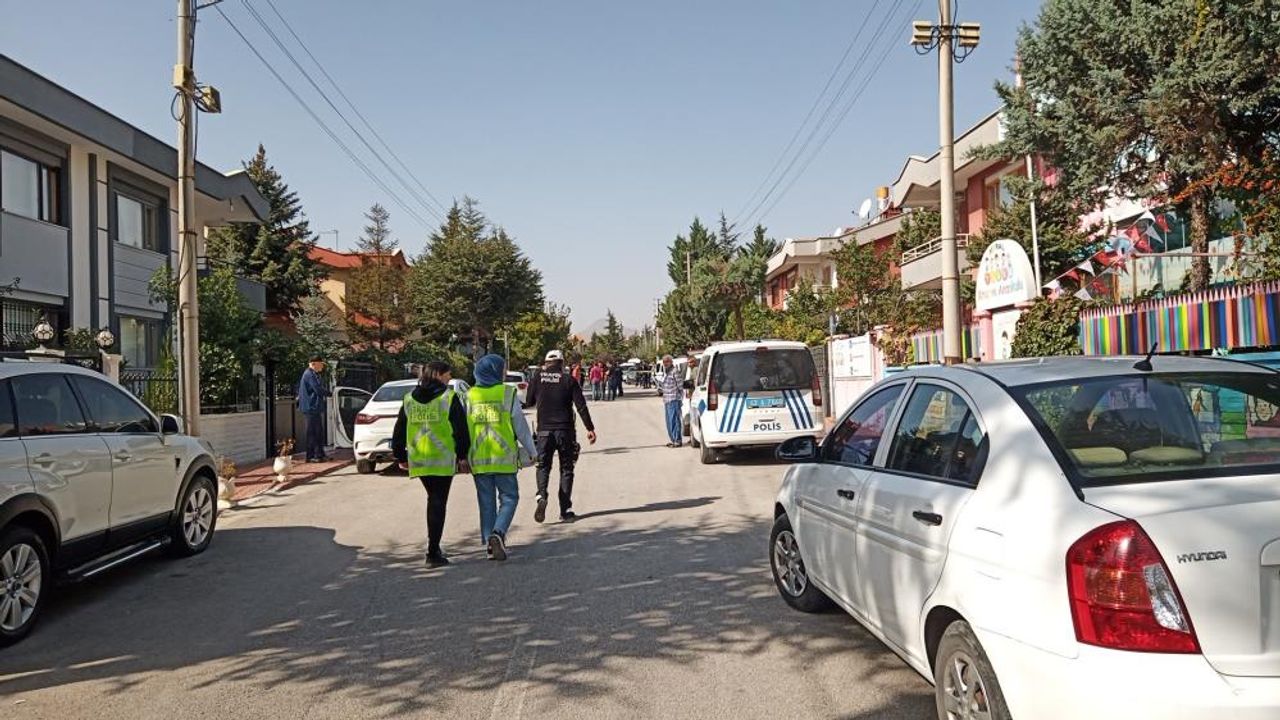 Kavga ihbarına giden polis sırtından bıçaklandı