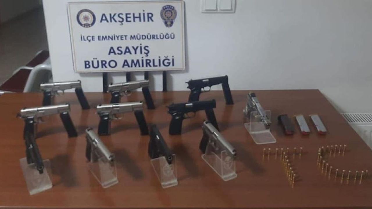 Polisin durdurduğu araçta çok sayıda tabanca ele geçirildi!