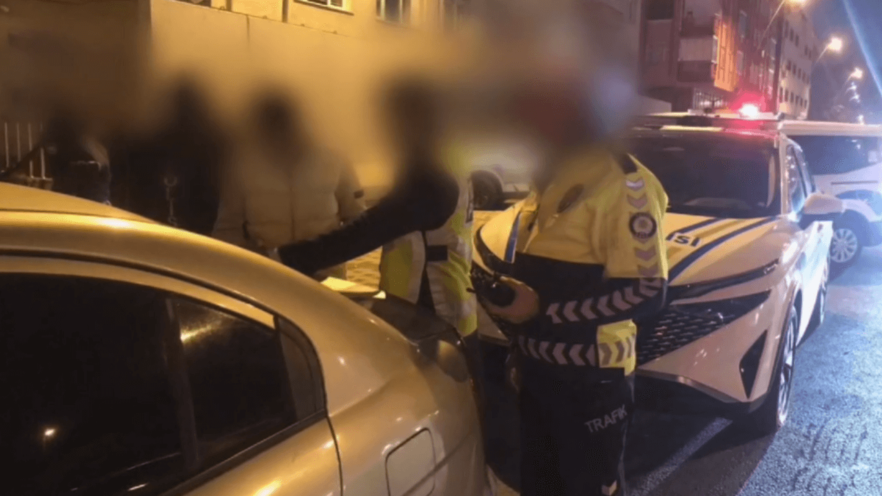 Kayseri’de o sürücü trafiği bıraktı, liselilere tehlike saçtı!
