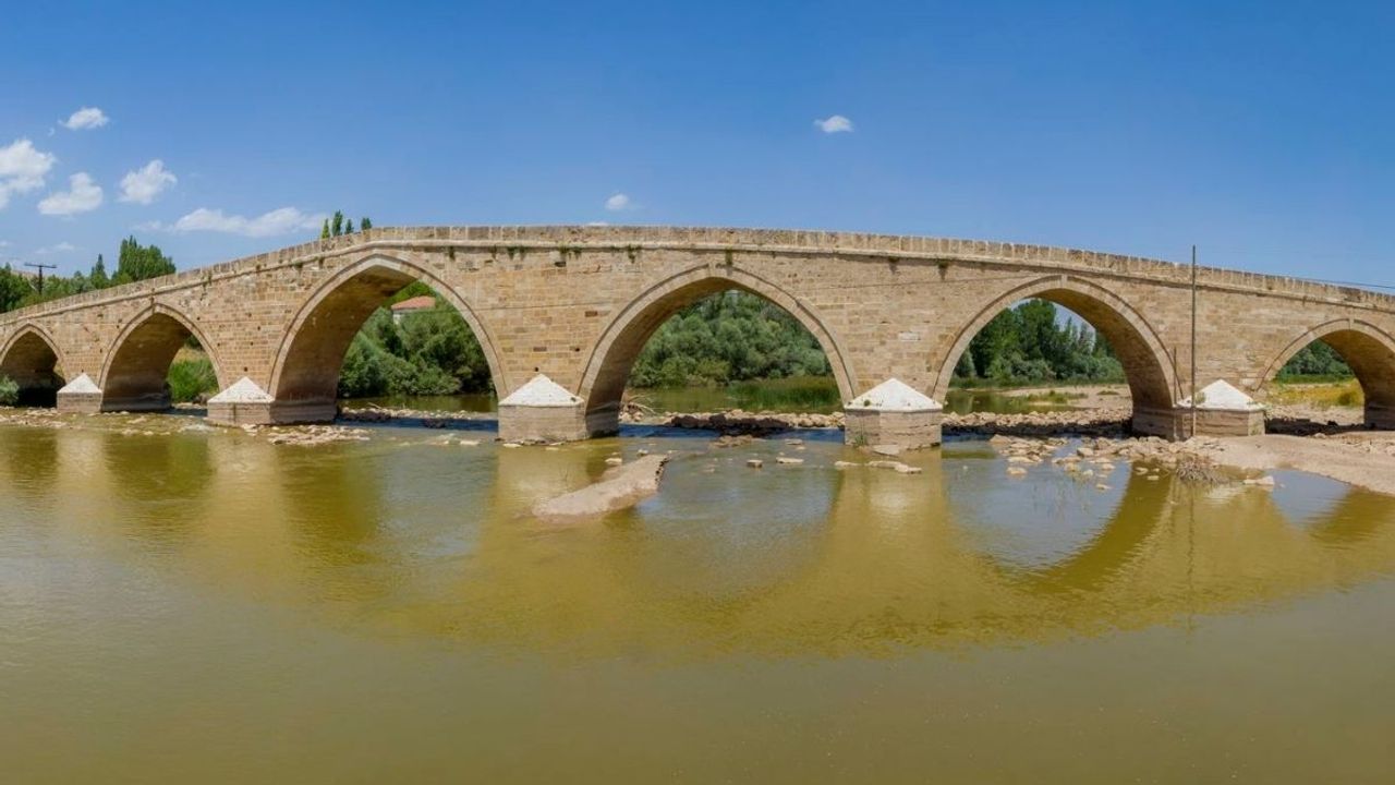 Kayseri'de tarihi köprünün öncesi ve sonrası görüntülendi