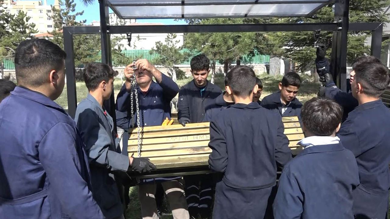Millet bahçesinin salıncakları lise öğrencilerinden!