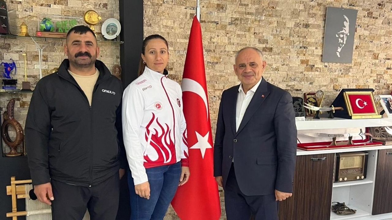 Şampiyon sporcudan Başkan Öztürk'e ziyaret