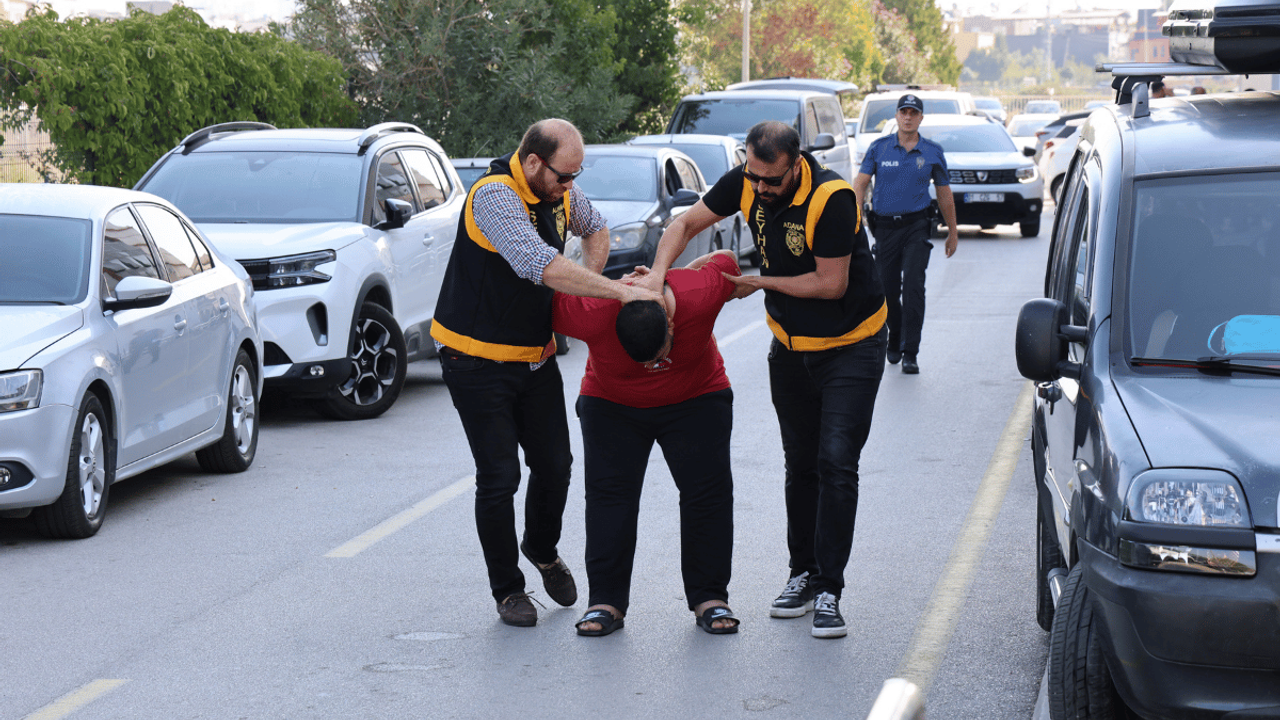 Genç kızın yolunu kesip cinsel organıyla taciz eden adam suç makinası çıktı!