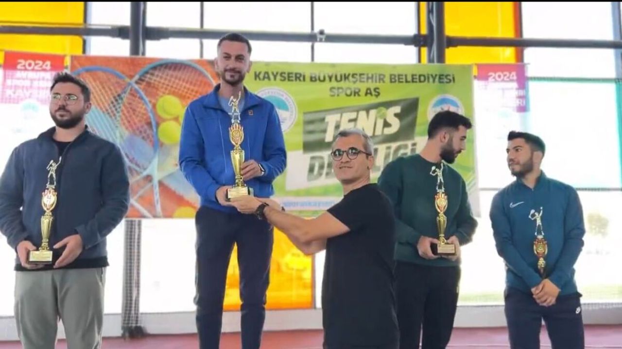 Kayseri’de 4. Tenis Defi Ligi sona erdi: Kupalar sahiplerini buldu!