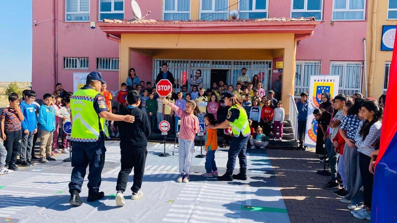 Tomarza’da Jandarma Ekipleri Minik Öğrencilere Trafik Eğitimi Verdi