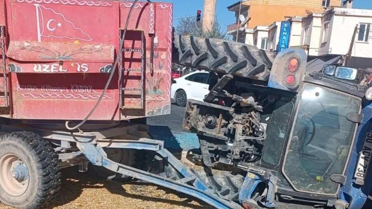 Nevşehir'de devrilen traktör yola kabak çekirdeği saçtı