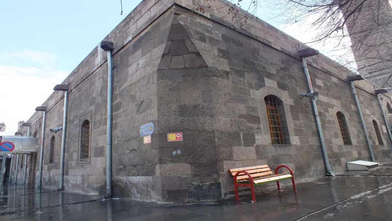 1135 yılında inşa edilen cami yıllara meydan okuyor