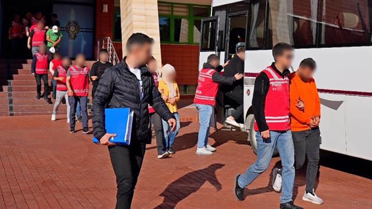 Kendilerini polis olarak tanıttılar! 3 milyon lira dolandırdılar