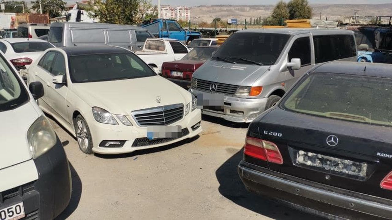 Kayseri'de Yüzlerce Araç Bu Otoparkta Çürüyor!