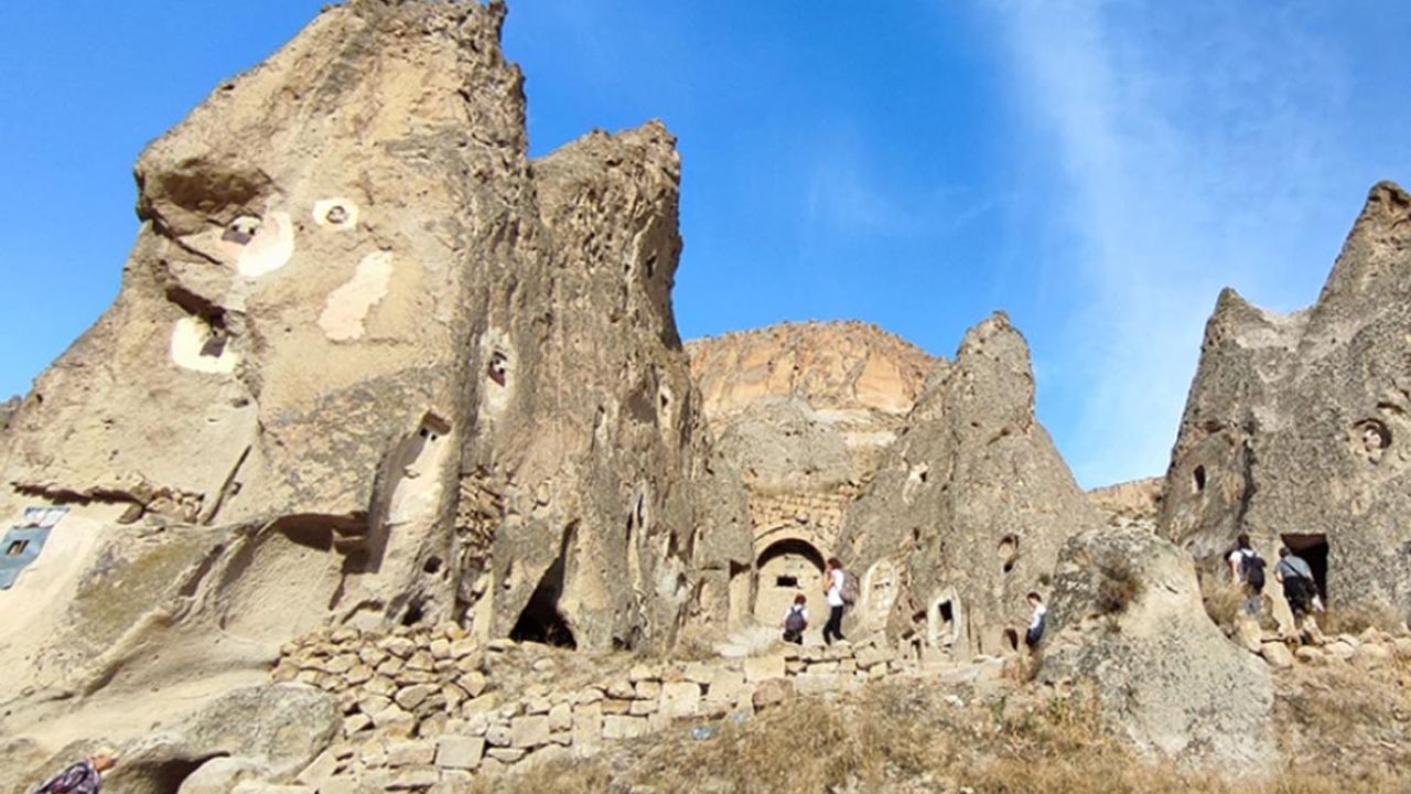 Kayseri'de bulunan yılanlı kilise görenleri şaşırtıyor!