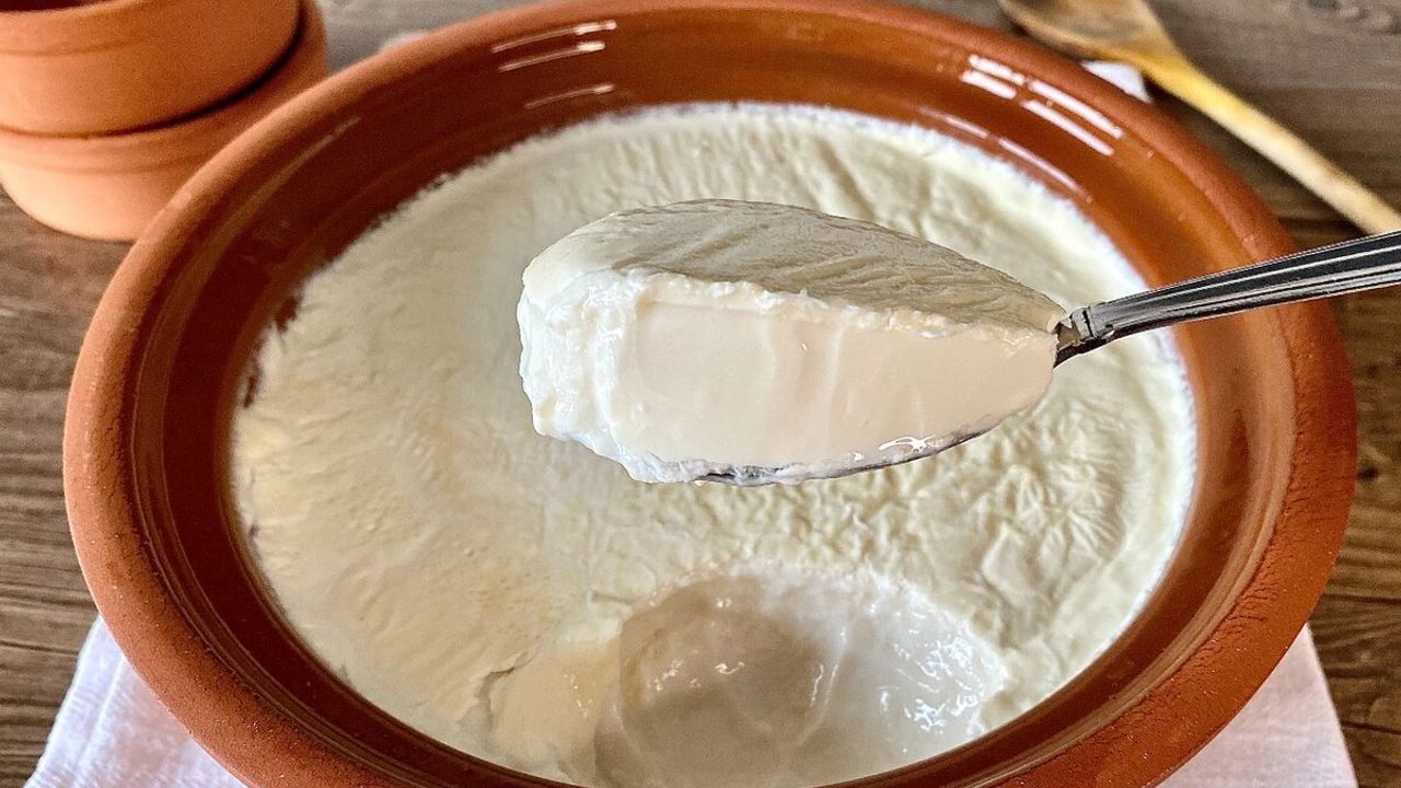 Tomarza’da bir üretici gıda terörüne tepki göstererek  yoğurt dağıttı!